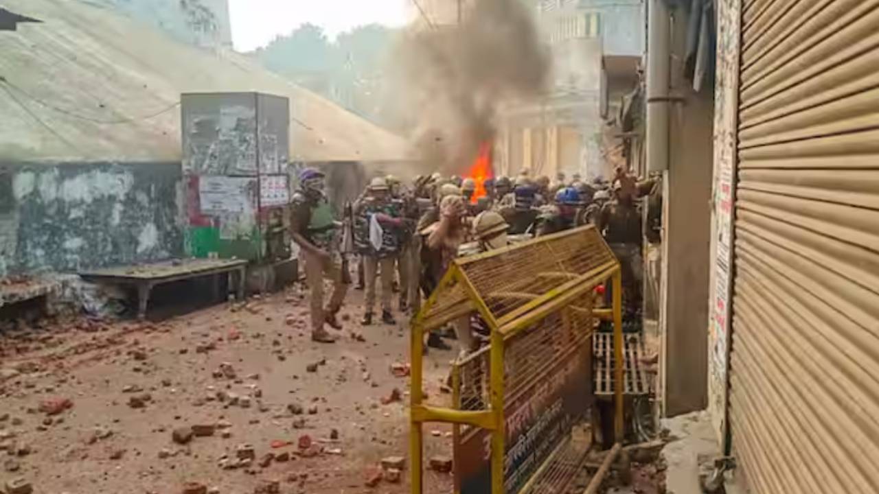 Jalgaon Clash: మంత్రి వాహనం హారన్‌ మోగించడంపై వివాదం…  జల్‌గావ్‌లో రెండు వర్గాల మధ్య రాళ్ల దాడి