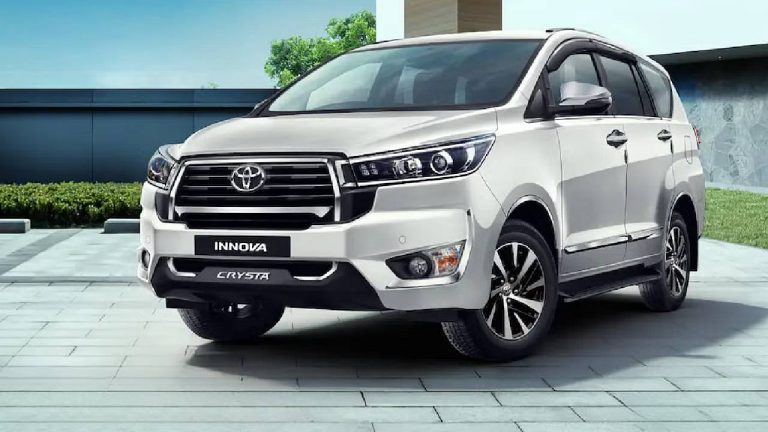 Toyota Innova Crysta : టయోటా ఇన్నోవా క్రిస్టా బేసిక్ మోడల్ ధర ఎంత.. ఈఎంఐలో కొంటే ప్రతి నెల ఎంత చెల్లించాలి ?