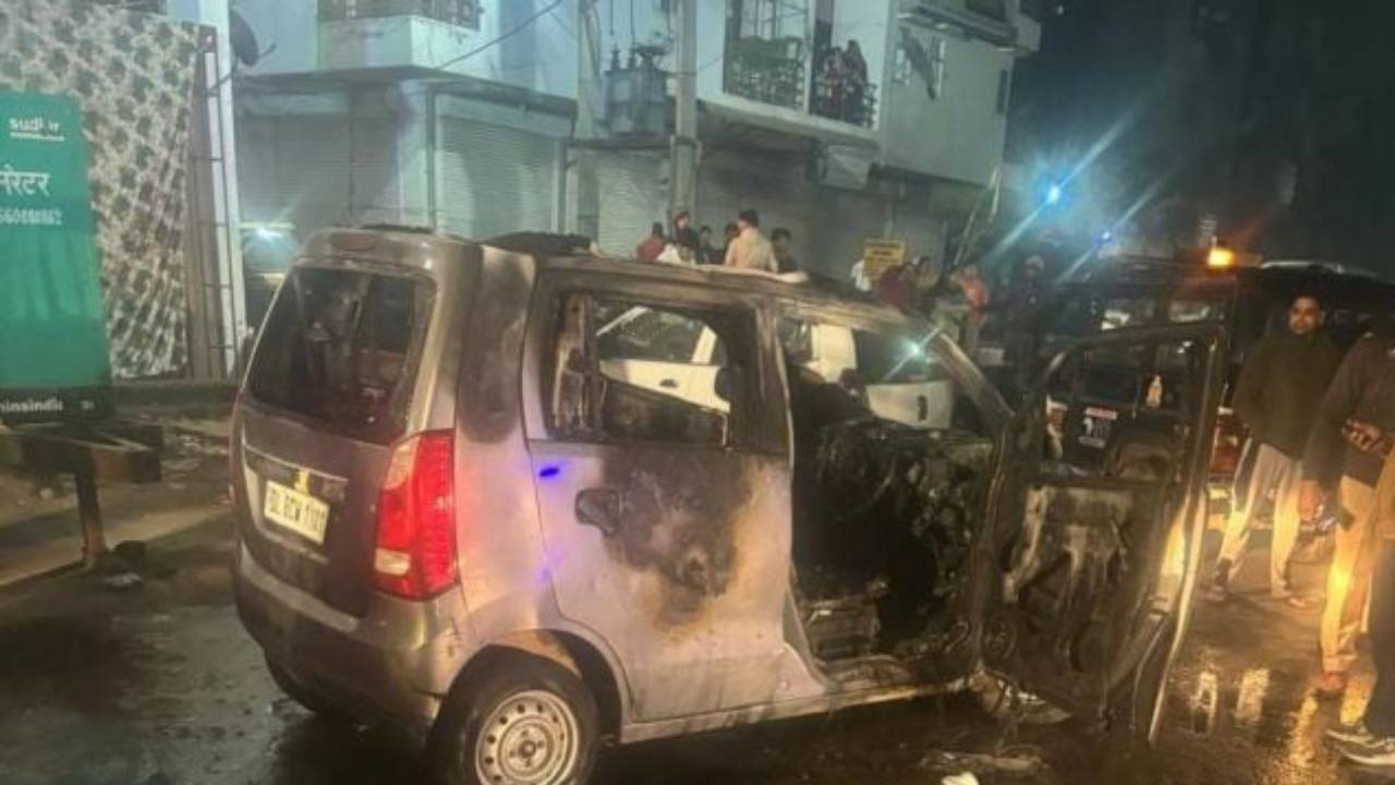 Noida : లోపల ప్రియురాలి పెళ్లి.. వేదిక వెలువల కారులో ప్రియుడి సజీవ దహనం