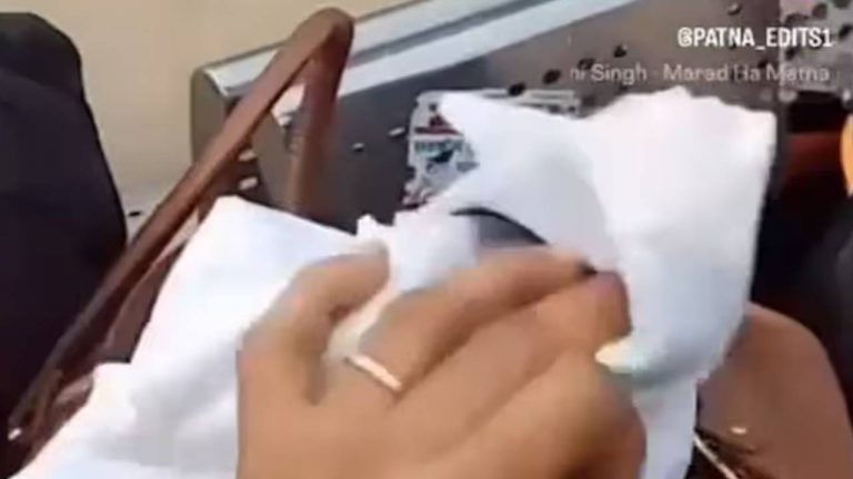 Indian Railway : వీళ్ల కక్కుర్తి పాడుగానూ.. రైల్వే బెడ్‌షీట్‌లను లగేజీలో దాచిపెట్టిన కేటుగాళ్లు