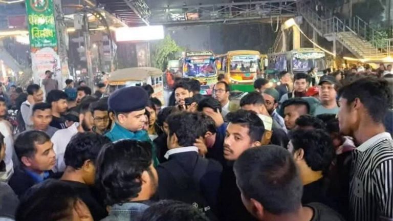 Bangladesh : బంగ్లాదేశ్‎లో మరోసారి రాజుకున్న అగ్గి… రాత్రంతా హల్ చల్ చేసిన ఢాకా యూనివర్సిటీ స్టూడెంట్స్