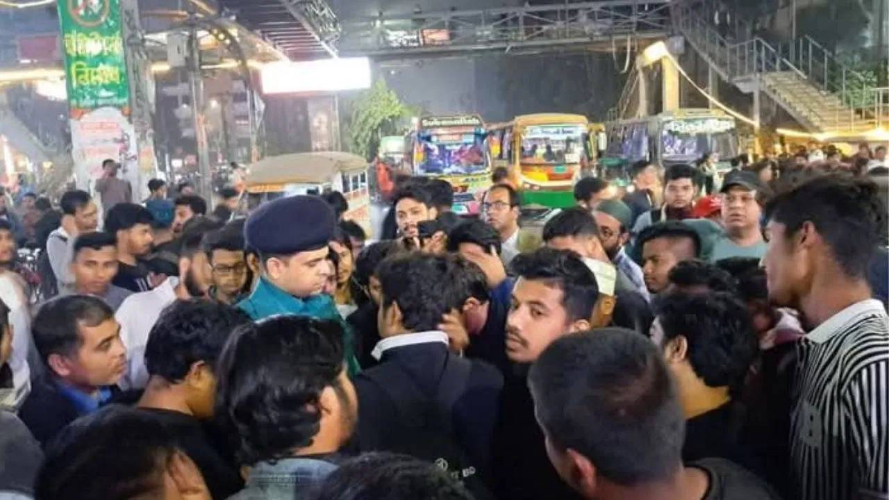 Bangladesh : బంగ్లాదేశ్‎లో మరోసారి రాజుకున్న అగ్గి… రాత్రంతా హల్ చల్ చేసిన ఢాకా యూనివర్సిటీ స్టూడెంట్స్
