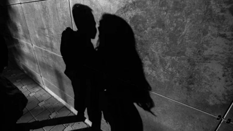 Delhi: నోయిడాలో దారుణం.. పెళ్లికి నిరాకరించాడని ప్రియురాలు కత్తితో దాడి