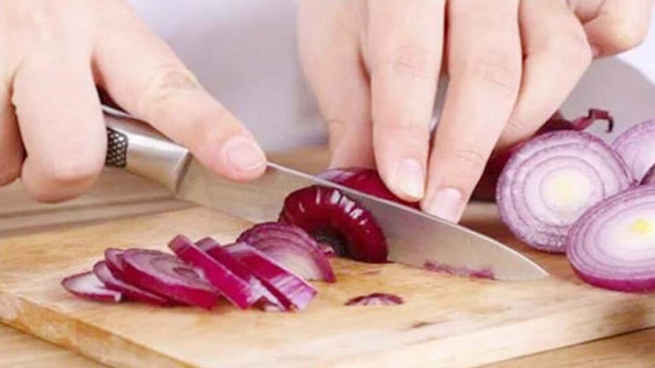 Onion Benifits: ప్రతి రోజు పచ్చి ఉల్లిపాయలు తీసుకుంటున్నారా?.. ఏం జరుగుతుందో తెలుసా?