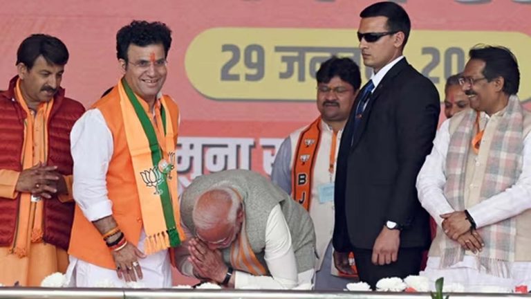 Delhi Elections: అభ్యర్థి కాళ్లు మొక్కిన ప్రధాని మోడీ.. వీడియో వైరల్.. అసలేం జరిగిందంటే..!