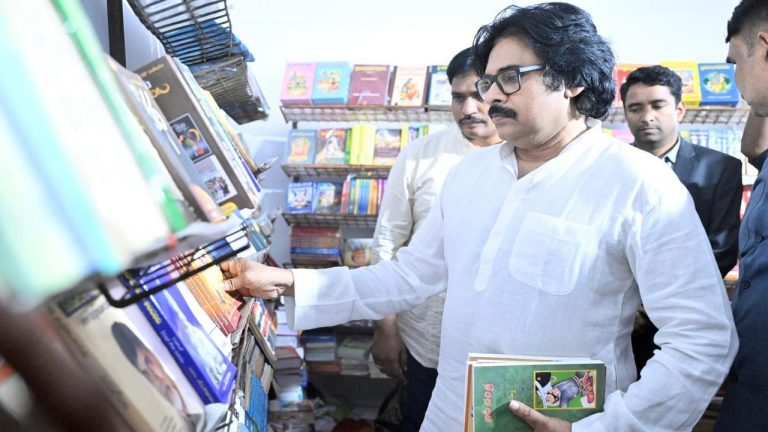 Pawan Kalyan: బుక్ ఫెస్టివల్‌లో ముఖ్యమైన పుస్తకాలు కొన్న పవన్.. బిల్లు ఎంతయిదంటే..?