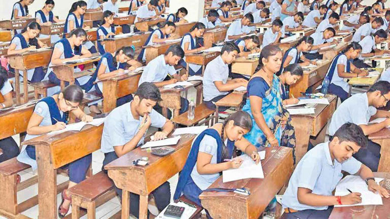 Private Junior Colleges: ప్రైవేట్ జూనియర్ కాలేజీలకు కోర్టులో దక్కని ఊరట.. విద్యార్థులపై భారం..