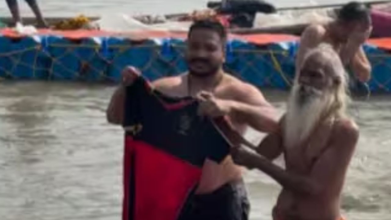 RCB Jersey: కుంభమేళాలో ఆర్సీబీ జెర్సీకి గంగాస్నానం, ప్రత్యేక పూజలు.. ఈ సాలా కప్ నమ్‌దే!