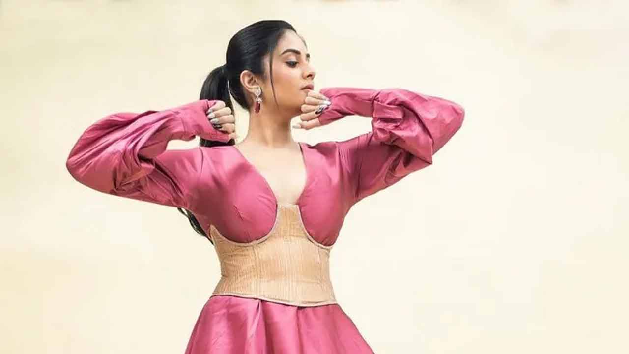 Sreemukhi: మిస్ ఫైరయిన శ్రీముఖి ఎలివేషన్స్.. క్షమాపణలు చెప్పాలంటూ డిమాండ్!