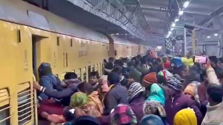 Maha Kumbh 2025: ప్రయాగ్‌రాజ్‌లో మహా కుంభమేళా.. రైల్వే స్టేషన్‌లో తొక్కిసలాట!