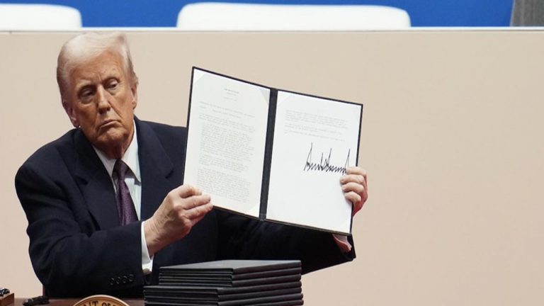 Layoffs in US: ట్రంప్ ఎగ్జిక్యూటివ్ ఉత్తర్వులు.. ఆ ఉద్యోగులకు లేఆఫ్స్