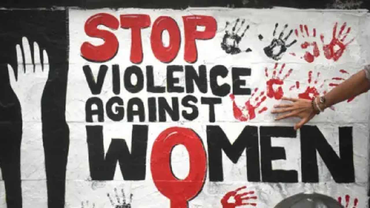 Crime: డబ్బు కోసం స్నేహితులతో భార్యపై అత్యాచారం.. మూడేళ్లుగా నరకం..