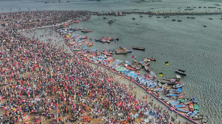 Maha Kumbh Mela 2025: రికార్డ్ స్థాయిలో భక్తులు.. 10 కోట్ల మంది స్నానాలు