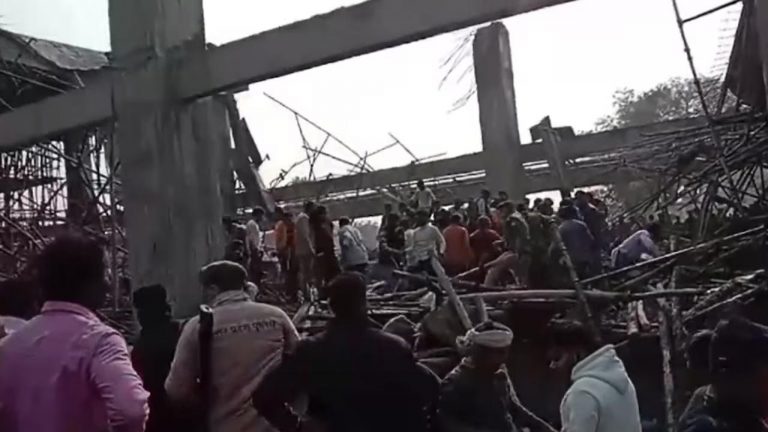 UP: కన్నౌజ్‌ రైల్వే స్టేషన్‌‌లో కూలిన పైకప్పు.. కొనసాగుతున్న సహాయచర్యలు