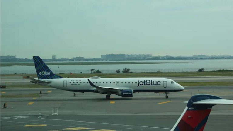 USA: ప్రియురాలితో గొడవపడి ఫ్లైట్ ఎమర్జెన్సీ డోర్ ఓపెన్ చేసిన వ్యక్తి..