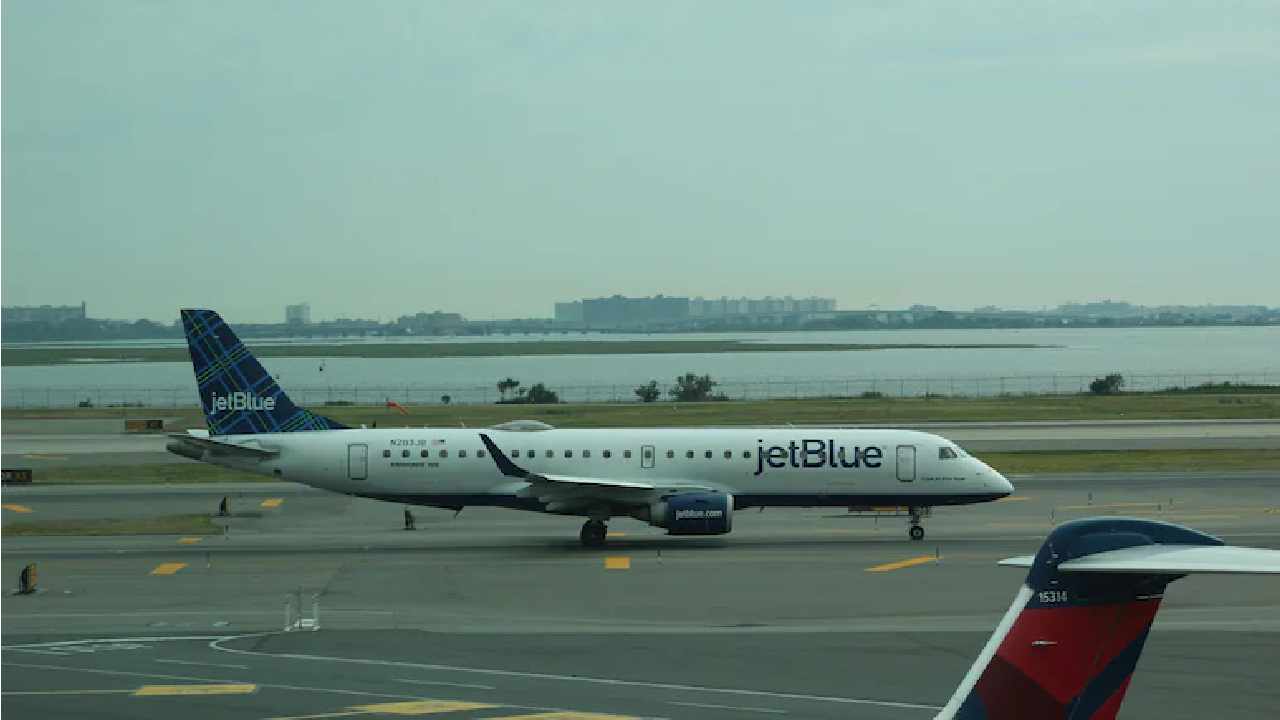 USA: ప్రియురాలితో గొడవపడి ఫ్లైట్ ఎమర్జెన్సీ డోర్ ఓపెన్ చేసిన వ్యక్తి..