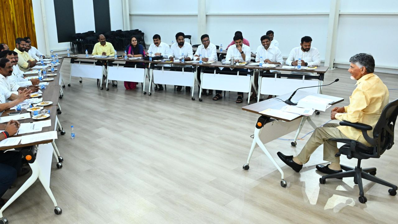 CM Chandrababu: ఎంపీలతో సీఎం సమావేశం.. విభజన సమస్యలు, పెండింగ్ ప్రాజెక్టులపై సూచనలు!