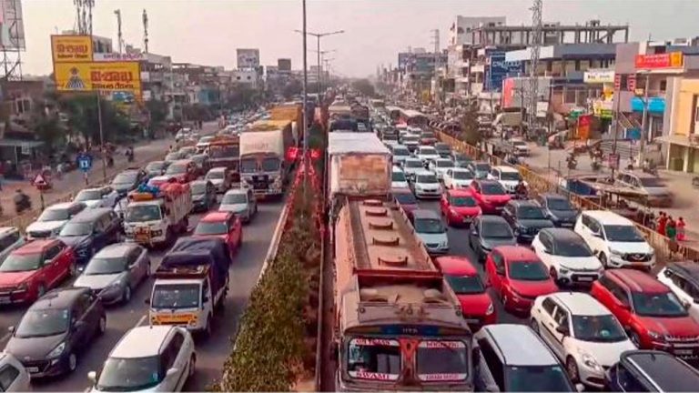 Traffic Restrictions: గణతంత్ర దినోత్సవ వేడుకలు.. బెజవాడలో ట్రాఫిక్ ఆంక్షలు