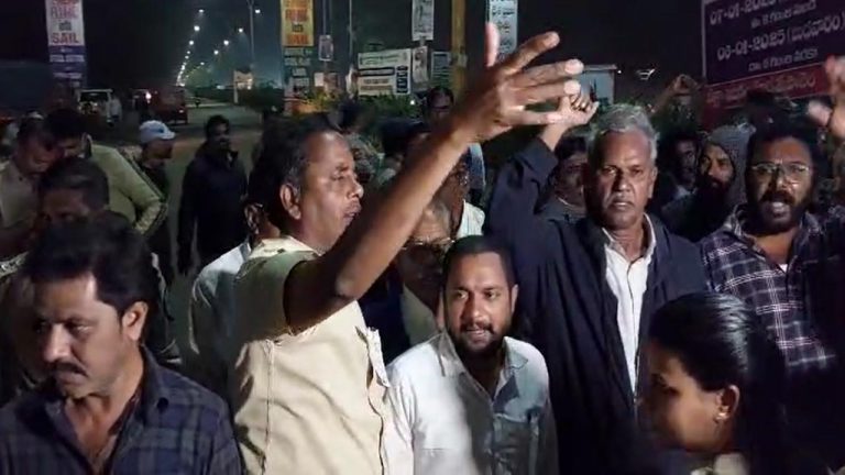 Vizag: విశాఖలో స్టీల్ ప్లాంట్ కార్మికుల ఆందోళన.. మోడీ స్పందించకపోవడంపై హైవేపై ధర్నా