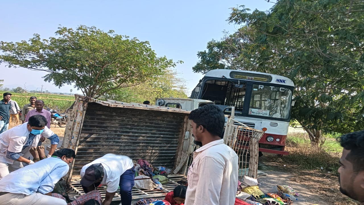 Hanumakonda: రోడ్డు ప్రమాదం.. 20 మంది కూలీలకు గాయాలు, ముగ్గురి పరిస్థితి విషమం