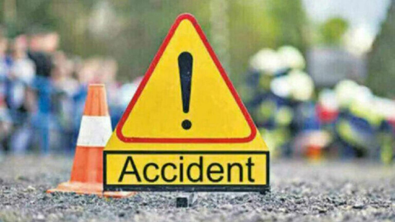 Road Accident: ఆగి ఉన్న లారీని ఢీ కొట్టిన కారు.. ఇద్దరు మృతి