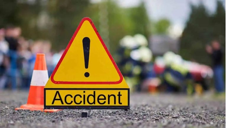 Road Accident: కర్ణాటకలో రోడ్డుప్రమాదం.. నలుగురు ఏపీ వాసుల మృతి