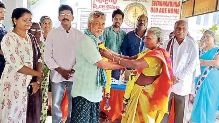 Rajamahendravaram: ఏపీలో అరుదైన వివాహం.. వధువుకు 68.. వరుడికి 64