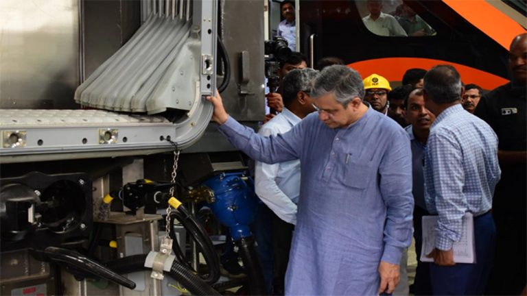 Ashwini Vaishnaw: రెండేళ్లలో అమృత్ భారత్ వెర్షన్ 2.0 రైళ్లు అందుబాటులోకి తెస్తాం