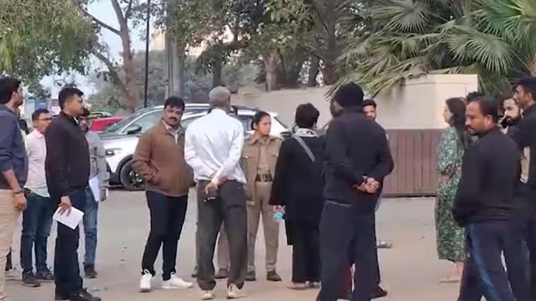 Bomb Threat: గుజరాత్⁬లోని ఓ ప్రైవేట్ పాఠశాలకు బాంబు బెదిరింపులు..