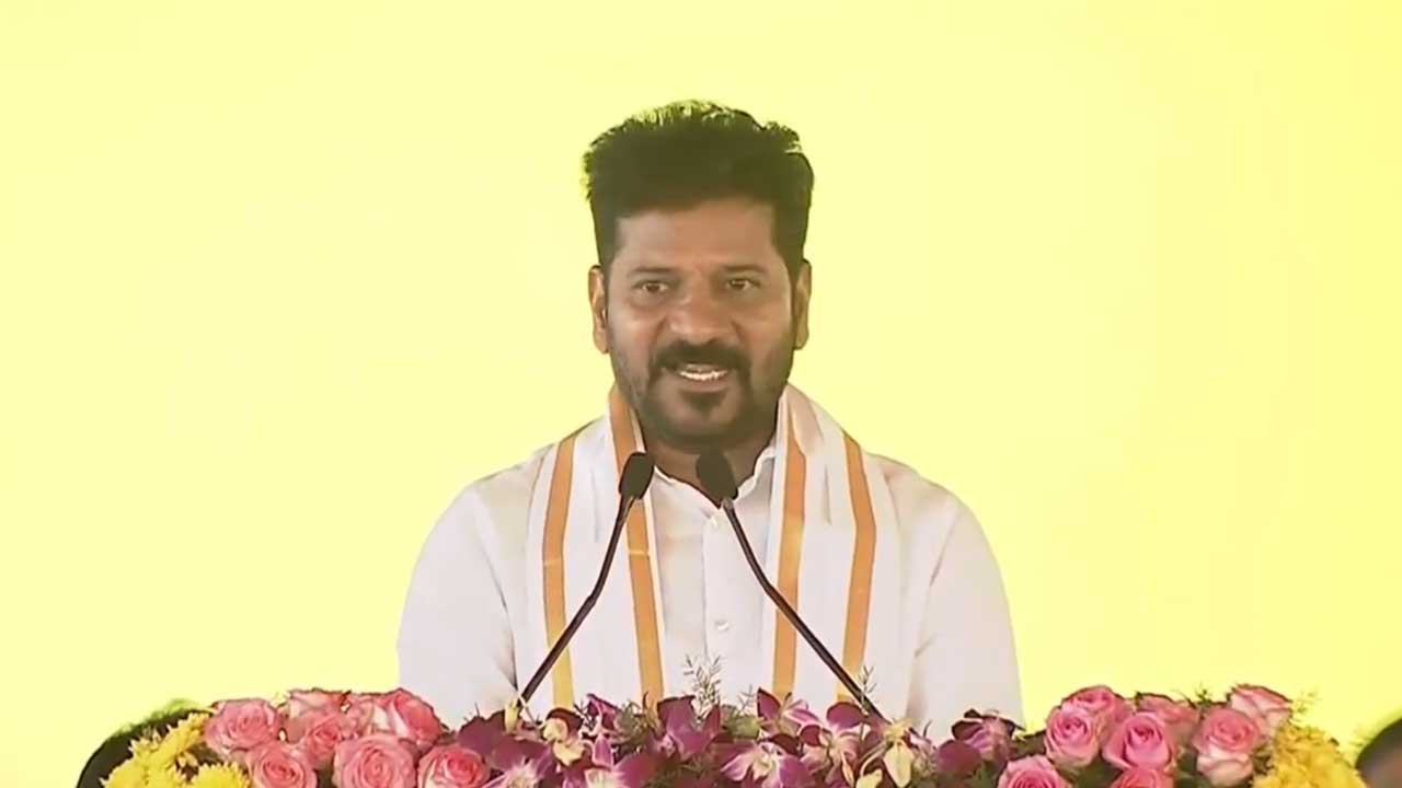 CM Revanth Reddy : బీఆర్ఎస్‌కు సూటిగా సవాల్ విసురుతున్నా.. ఇందిరమ్మ ఇండ్లు ఇచ్చిన ఊర్లనే మేం పోటీ చేస్తాం