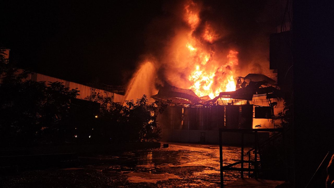 Fire Accident: ఆయిల్ కంపెనీలో భారీ పేలుడు.. ఎగిసిపడ్డ మంటలు
