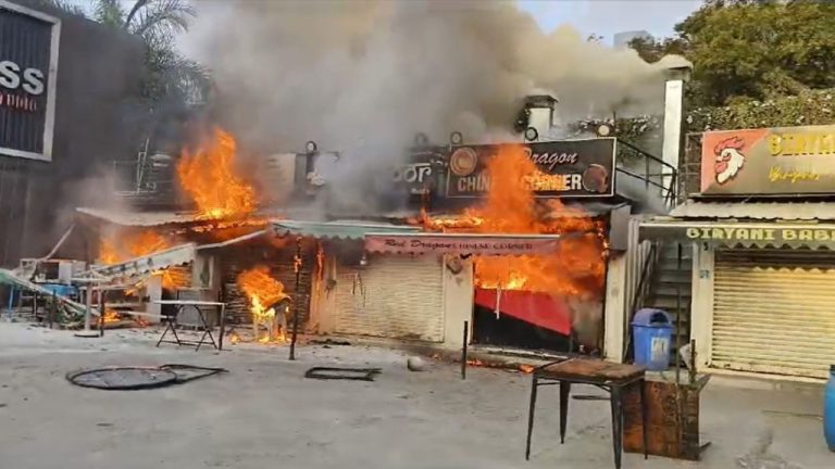 Fire Incident: టిఫిన్స్ సెంటర్‌లో అగ్ని ప్రమాదం.. భారీగా ఎగిసిపడుతున్న మంటలు