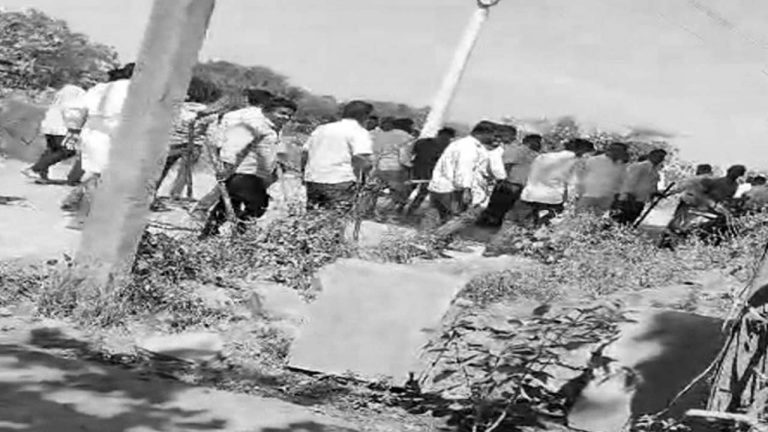 Fly ash: ఫ్లైయాష్ కోసం టీడీపీ నేతల మధ్య ఘర్షణ.. కర్రలతో దాడి చేసుకున్న ఇరువర్గాలు