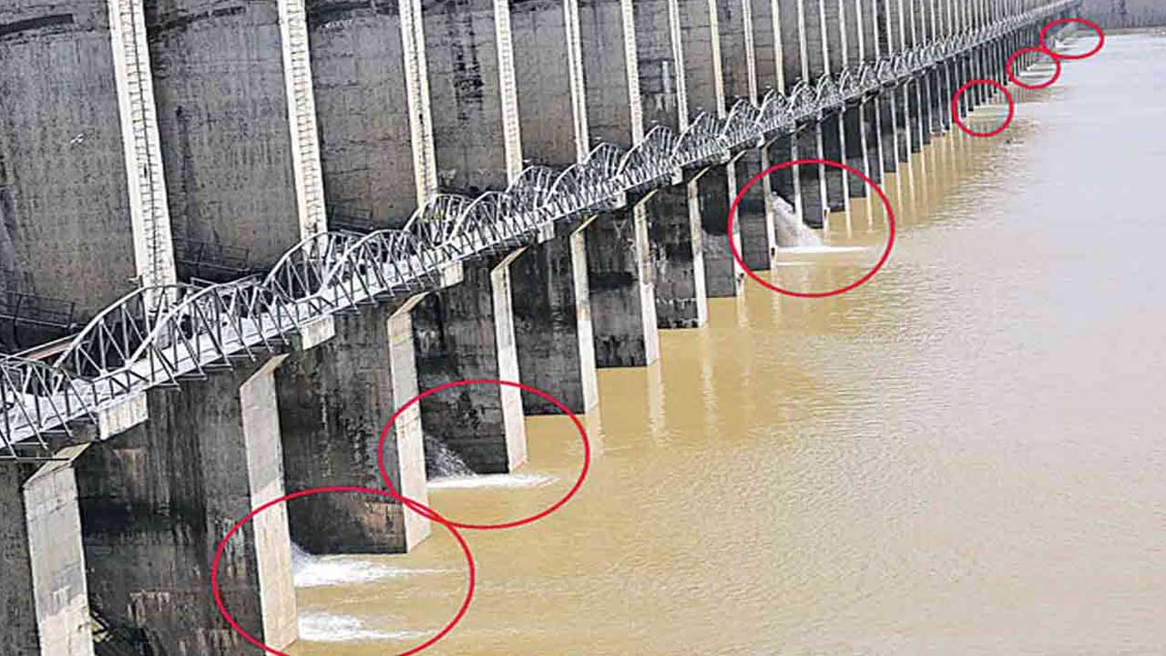 Jurala Project : నిర్లక్ష్యంగా జూరాల ప్రాజెక్ట్..  తుప్పు పట్టిన గేట్లు, వృధా అవుతున్న నీరు