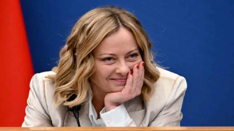 Giorgia Meloni: జార్జియా మెలోని కోసం మోకరిల్లిన అల్బేనియా ప్రధాని.. ఎందుకో తెలుసా..?