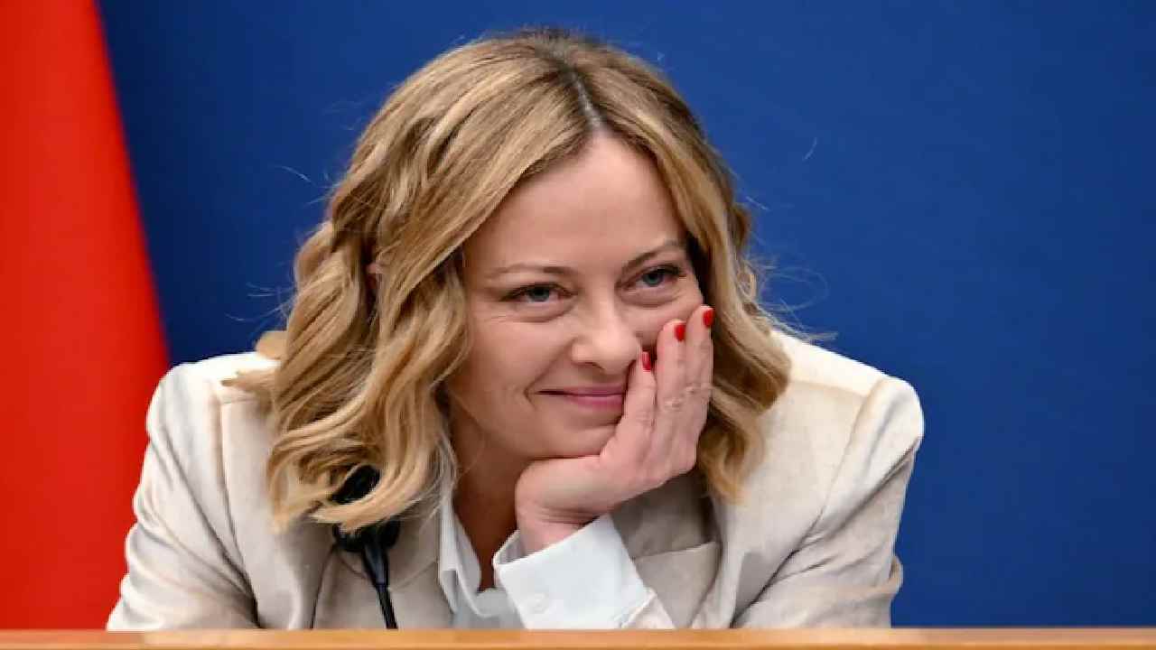 Giorgia Meloni: జార్జియా మెలోని కోసం మోకరిల్లిన అల్బేనియా ప్రధాని.. ఎందుకో తెలుసా..?