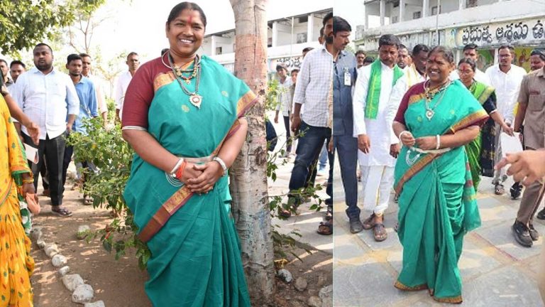 Minister Seethakka : గిరిజన సంప్రదాయ చీరకట్టుతో ఆకట్టుకున్న మంత్రి సీతక్క