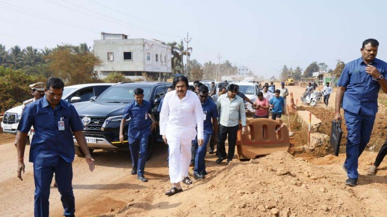 Pawan Kalyan: రోడ్డు ప్రమాదంలో అభిమానులు మృతి.. ఘటనా స్థలాన్ని పరిశీలించిన పవన్ కళ్యాణ్