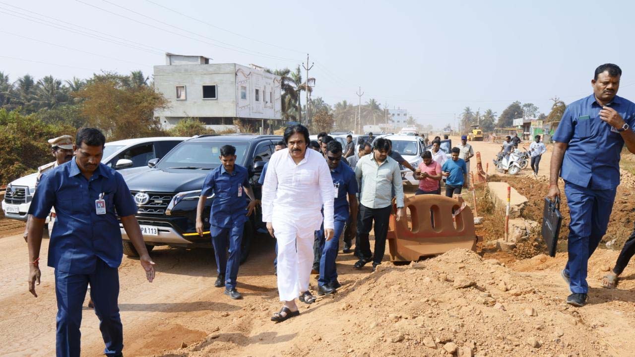 Pawan Kalyan: రోడ్డు ప్రమాదంలో అభిమానులు మృతి.. ఘటనా స్థలాన్ని పరిశీలించిన పవన్ కళ్యాణ్