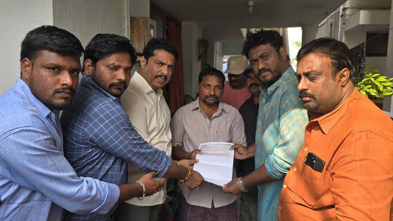 Ram Charan Fans: మృత్యువాత పడ్డ అభిమానుల ఇంటికి చరణ్ ఫ్యాన్స్