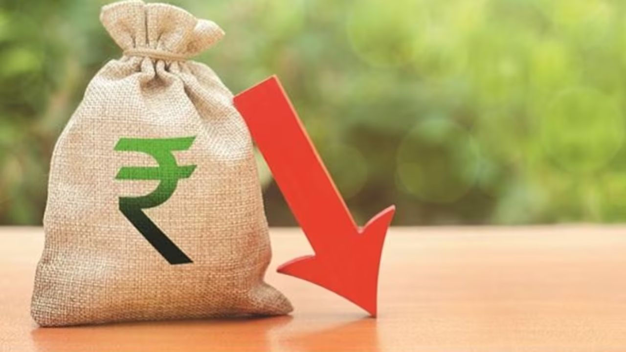 Dollar Vs Rupee: డాలర్‌తో పోలిస్తే ఆల్ టైం కనిష్ఠానికి రూపాయి విలువ