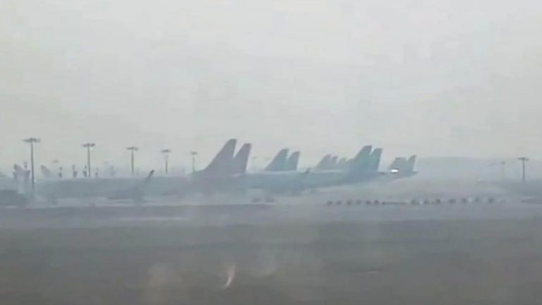 Flights Delayed: ఉత్తర భారతదేశాన్ని కప్పేసిన మంచు.. ఆలస్యంగా నడుస్తున్న 200 విమానాలు