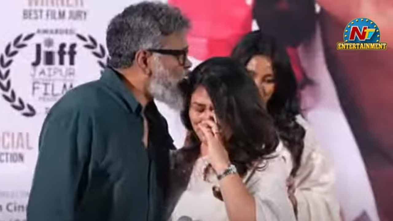 Thabitha sukumar: స్టేజ్ మీదే ఏడ్చేసిన సుకుమార్ భార్య