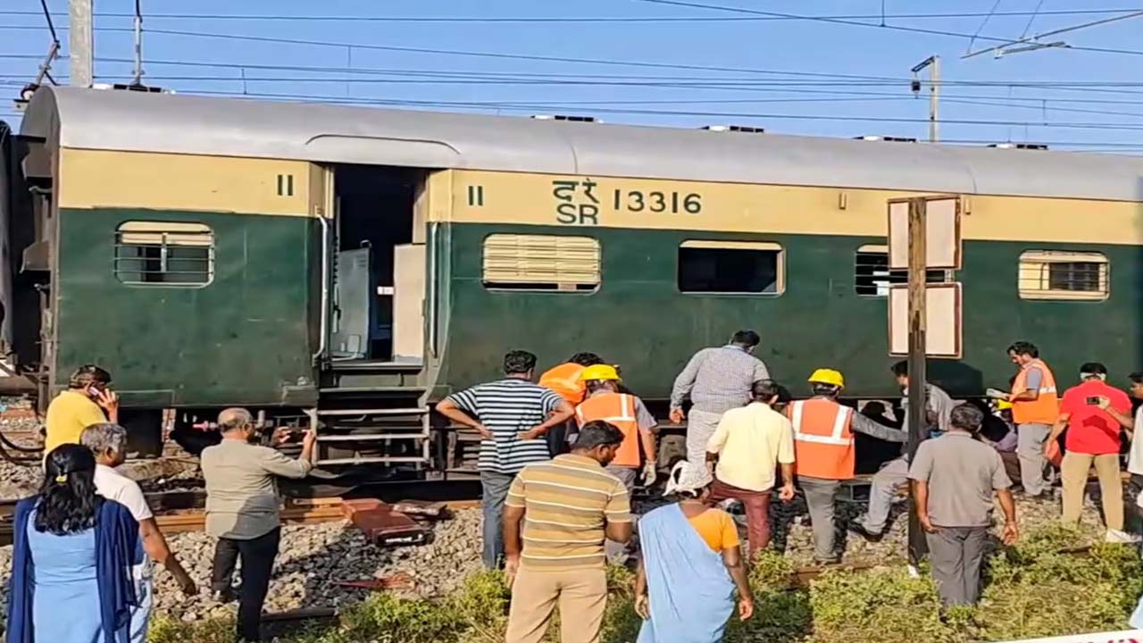 Train Accident: పట్టాలు తప్పిన రైలు కోచ్‌లు.. తప్పిన పెను ప్రమాదం..