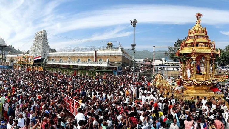 Vaikuntha Ekadashi : భక్తులతో కిక్కిరిసిన దేవాలయాలు.. గోవింద నామస్మరణలతో మార్మోగుతున్న ఆలయాలు