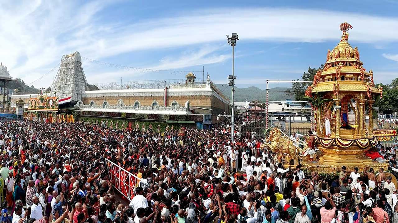 Vaikuntha Ekadashi : భక్తులతో కిక్కిరిసిన దేవాలయాలు.. గోవింద నామస్మరణలతో మార్మోగుతున్న ఆలయాలు