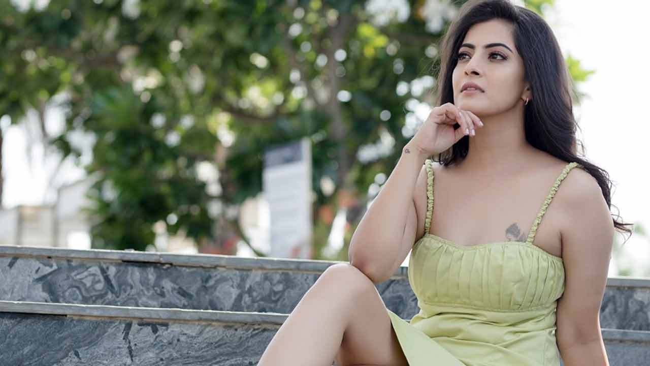 Varalaxmi: మరో తెలుగు సినిమాకి వరలక్ష్మీ గ్రీన్ సిగ్నల్?