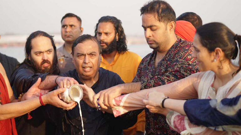 Maha Kumbh Mela 2025: మహా కుంభమేళాలో అంబానీ కుటుంబం పవిత్ర స్నానం..