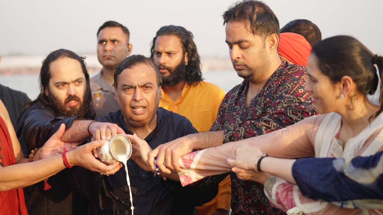 Maha Kumbh Mela 2025: మహా కుంభమేళాలో అంబానీ కుటుంబం పవిత్ర స్నానం..