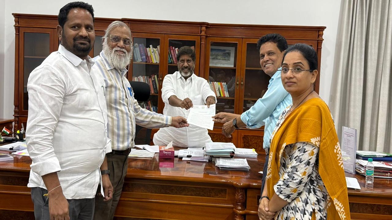 Hyderabad: డిప్యూటీ సీఎంను కలిసిన తెలంగాణ విద్యా కమిషన్ ఛైర్మన్ సభ్యులు..